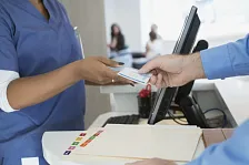 Россияне стали платить за страховки для выезда за границу на треть больше, чем в предыдущем году